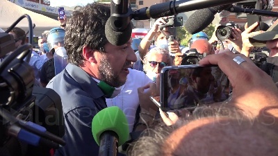 Scene from Salvini a Mondragone: "Centri sociali preferiscono la camorra"