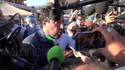 Scene from Salvini a Mondragone: "Centri sociali preferiscono la camorra"