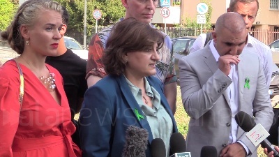 Scene from Incendio a Milano, sul luogo i familiari delle vittime della Grenfell Tower di Londra