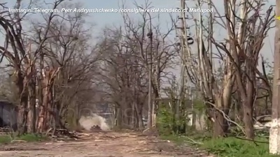 Scene from Ucraina, nuovi attacchi con carri armati ad Azovstal