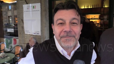 Scene from Primarie Pd, a Milano si vota anche nel Bar Salvini