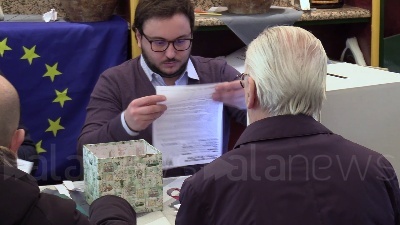 Scene from Primarie Pd, a Milano si vota anche nel Bar Salvini