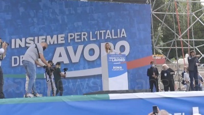 Scene from Centrodestra in piazza, Meloni: "Noi il popolo in piazza, loro il Palazzo in villa"