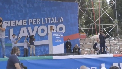 Scene from Centrodestra in piazza, Meloni: "Noi il popolo in piazza, loro il Palazzo in villa"