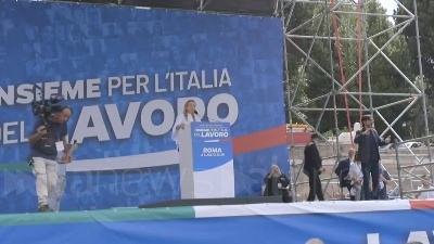 Scene from Centrodestra in piazza, Meloni: "Noi il popolo in piazza, loro il Palazzo in villa"