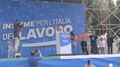 Scene from Centrodestra in piazza, Meloni: "Noi il popolo in piazza, loro il Palazzo in villa"