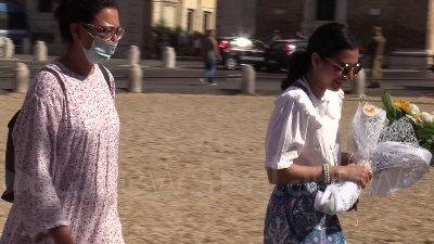 Scene from Ambasciata britannica, bandiere a mezz'asta e fiori per la regina dai passanti
