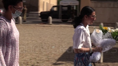Scene from Ambasciata britannica, bandiere a mezz'asta e fiori per la regina dai passanti
