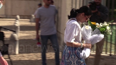 Scene from Ambasciata britannica, bandiere a mezz'asta e fiori per la regina dai passanti