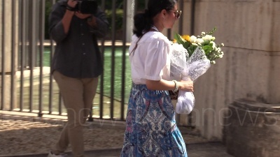 Scene from Ambasciata britannica, bandiere a mezz'asta e fiori per la regina dai passanti