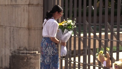 Scene from Ambasciata britannica, bandiere a mezz'asta e fiori per la regina dai passanti