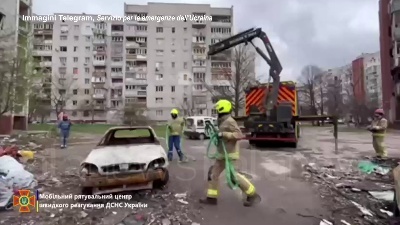 Scene from Ucraina, continuano i lavori di soccorso e ricerca tra le macerie a Chernihiv