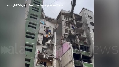 Scene from Ucraina, continuano i lavori di soccorso e ricerca tra le macerie a Chernihiv