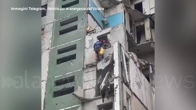 Scene from Ucraina, continuano i lavori di soccorso e ricerca tra le macerie a Chernihiv