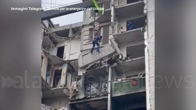 Scene from Ucraina, continuano i lavori di soccorso e ricerca tra le macerie a Chernihiv