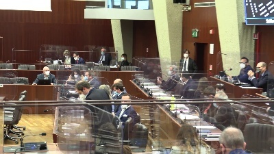 Scene from Lombardia: protesta delle opposizioni per l'assenza di Fontana in consiglio regionale