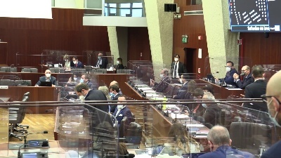 Scene from Lombardia: protesta delle opposizioni per l'assenza di Fontana in consiglio regionale