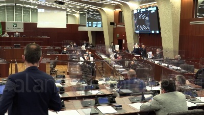 Scene from Lombardia: protesta delle opposizioni per l'assenza di Fontana in consiglio regionale