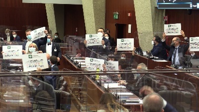 Scene from Lombardia: protesta delle opposizioni per l'assenza di Fontana in consiglio regionale