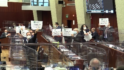 Scene from Lombardia: protesta delle opposizioni per l'assenza di Fontana in consiglio regionale
