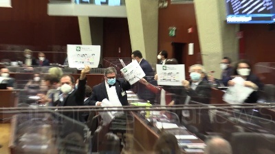 Scene from Lombardia: protesta delle opposizioni per l'assenza di Fontana in consiglio regionale