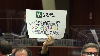 Scene from Lombardia: protesta delle opposizioni per l'assenza di Fontana in consiglio regionale