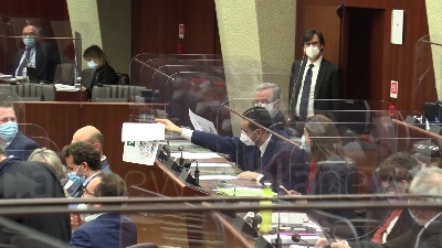 Scene from Lombardia: protesta delle opposizioni per l'assenza di Fontana in consiglio regionale
