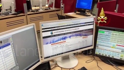 Scene from Terremoto a Milano, le chiamate alla sala operativa dei vigili del fuoco