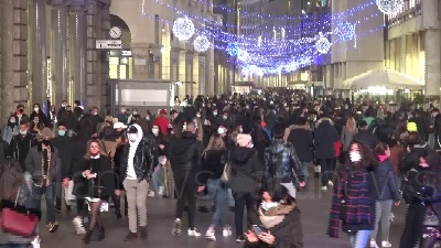 Scene from Milano, ultimo weekend prima di Natale: vie dello shopping affollate