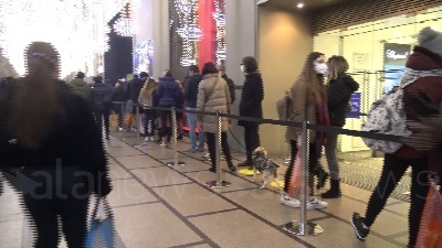 Scene from Milano, ultimo weekend prima di Natale: vie dello shopping affollate
