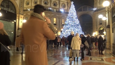 Scene from Milano, ultimo weekend prima di Natale: vie dello shopping affollate