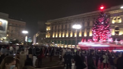 Scene from Milano, ultimo weekend prima di Natale: vie dello shopping affollate