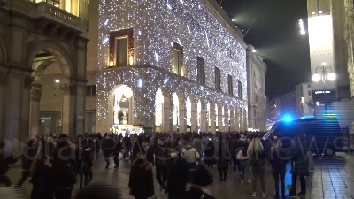 Scene from Milano, ultimo weekend prima di Natale: vie dello shopping affollate