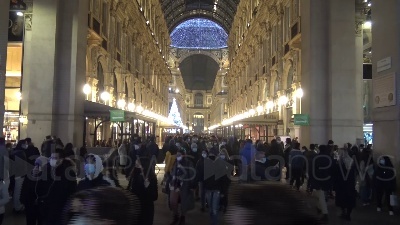 Scene from Milano, ultimo weekend prima di Natale: vie dello shopping affollate