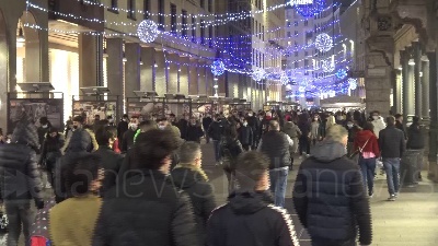 Scene from Milano, ultimo weekend prima di Natale: vie dello shopping affollate