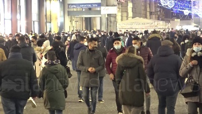 Scene from Milano, ultimo weekend prima di Natale: vie dello shopping affollate