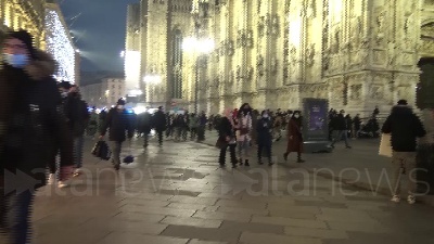 Scene from Milano, ultimo weekend prima di Natale: vie dello shopping affollate