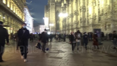 Scene from Milano, ultimo weekend prima di Natale: vie dello shopping affollate