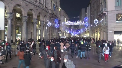 Scene from Milano, ultimo weekend prima di Natale: vie dello shopping affollate