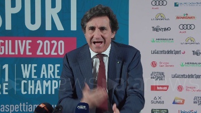 Scene from Coronavirus, Cairo: "Prepariamoci ad un calcio di guerra"