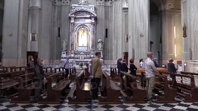 Scene from Fase 2, il monito del prete simbolo di Bergamo: "Ragazzi non siete immuni, qui morti tanti giovani"