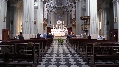 Scene from Fase 2, il monito del prete simbolo di Bergamo: "Ragazzi non siete immuni, qui morti tanti giovani"