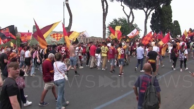 Scene from Conference League, Roma: in piazza con l'abito da sposa per festeggiare