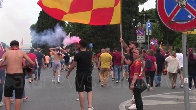 Scene from Conference League, Roma: in piazza con l'abito da sposa per festeggiare