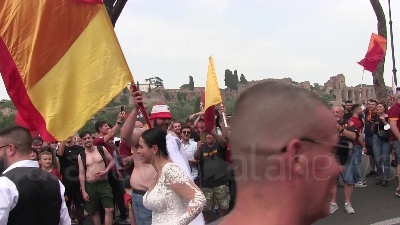 Scene from Conference League, Roma: in piazza con l'abito da sposa per festeggiare