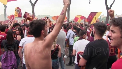 Scene from Conference League, Roma: in piazza con l'abito da sposa per festeggiare