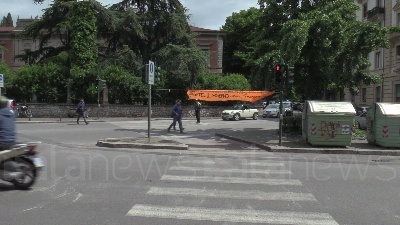 Scene from Salvini contestato a Verona, fischi e striscioni: nel mirino anche manifesti