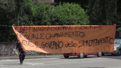Scene from Salvini contestato a Verona, fischi e striscioni: nel mirino anche manifesti