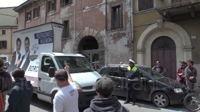 Scene from Salvini contestato a Verona, fischi e striscioni: nel mirino anche manifesti