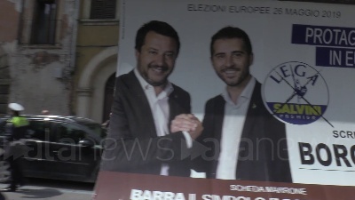 Scene from Salvini contestato a Verona, fischi e striscioni: nel mirino anche manifesti